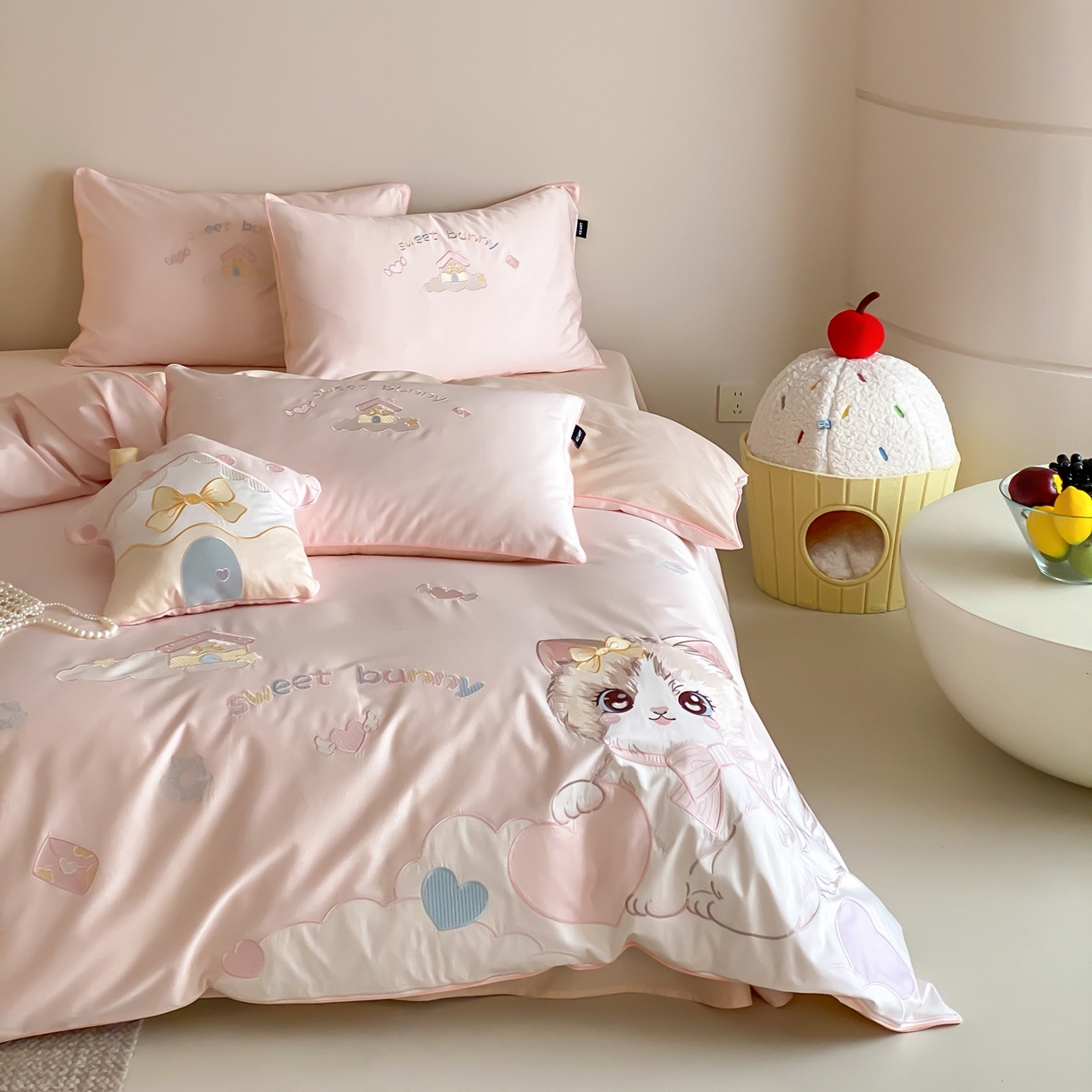 91家纺网 家纺一手货源 找家纺 佳汐蓝家纺 2026秋冬60支长绒棉纯棉软萌贴布绣—元气阿喵 元气阿喵-粉