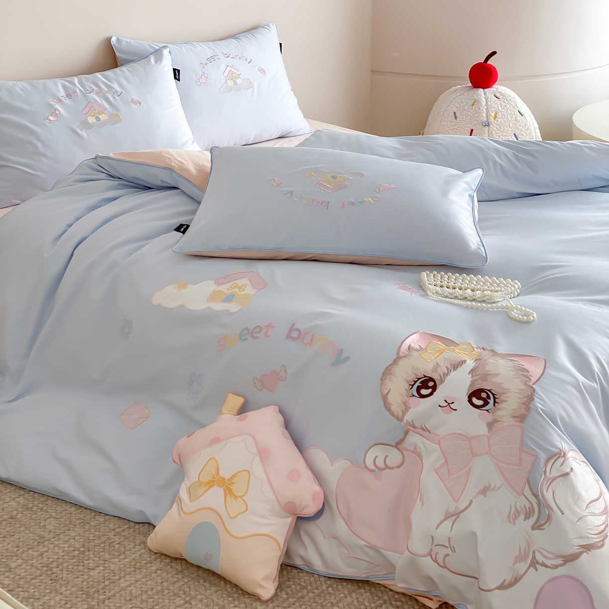 91家纺网 家纺一手货源 找家纺 佳汐蓝家纺 2026秋冬60支长绒棉纯棉软萌贴布绣—元气阿喵 元气阿喵-蓝