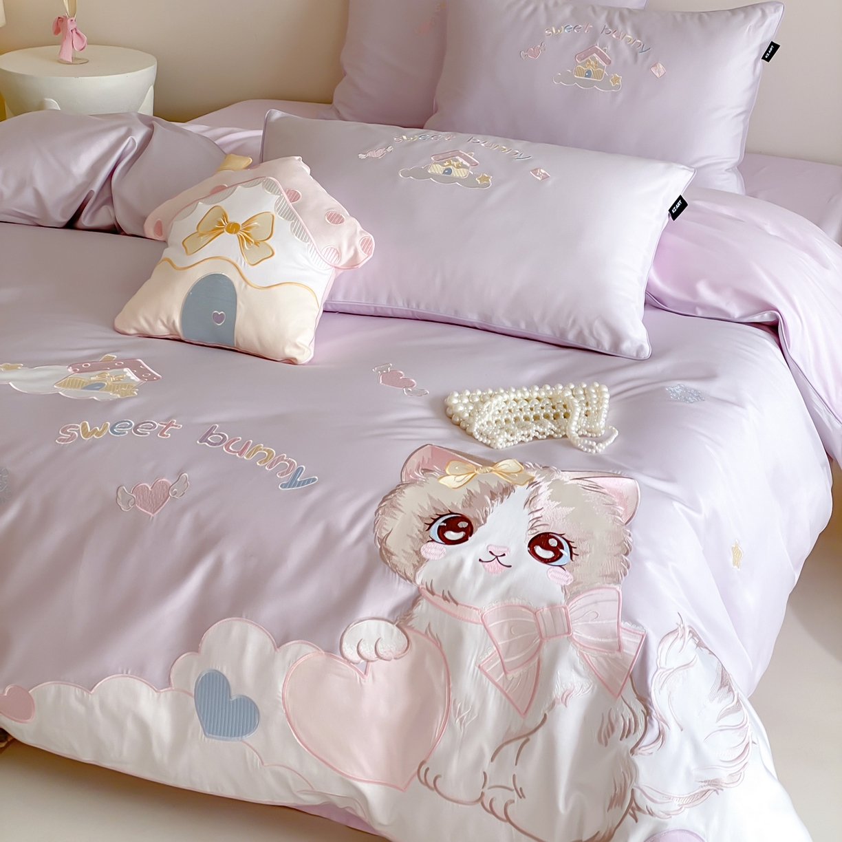 91家纺网 家纺一手货源 找家纺 佳汐蓝家纺 2026秋冬60支长绒棉纯棉软萌贴布绣—元气阿喵 元气阿喵-紫