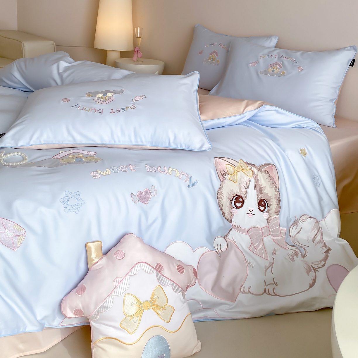 91家纺网 家纺一手货源 找家纺 佳汐蓝家纺 2026秋冬60支长绒棉纯棉软萌贴布绣—元气阿喵 元气阿喵-蓝