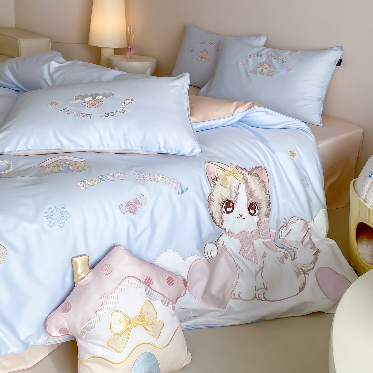 91家纺网 家纺一手货源 找家纺 佳汐蓝家纺 2026秋冬60支长绒棉纯棉软萌贴布绣—元气阿喵 元气阿喵-蓝