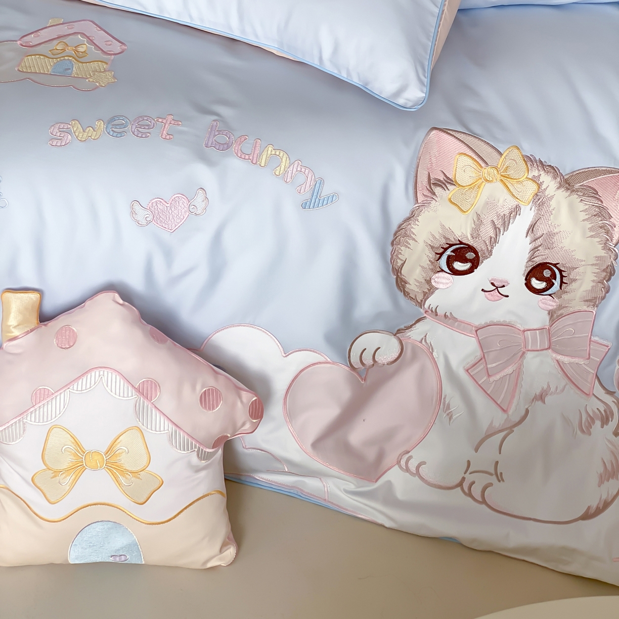 91家纺网 家纺一手货源 找家纺 佳汐蓝家纺 2026秋冬60支长绒棉纯棉软萌贴布绣—元气阿喵 元气阿喵-蓝