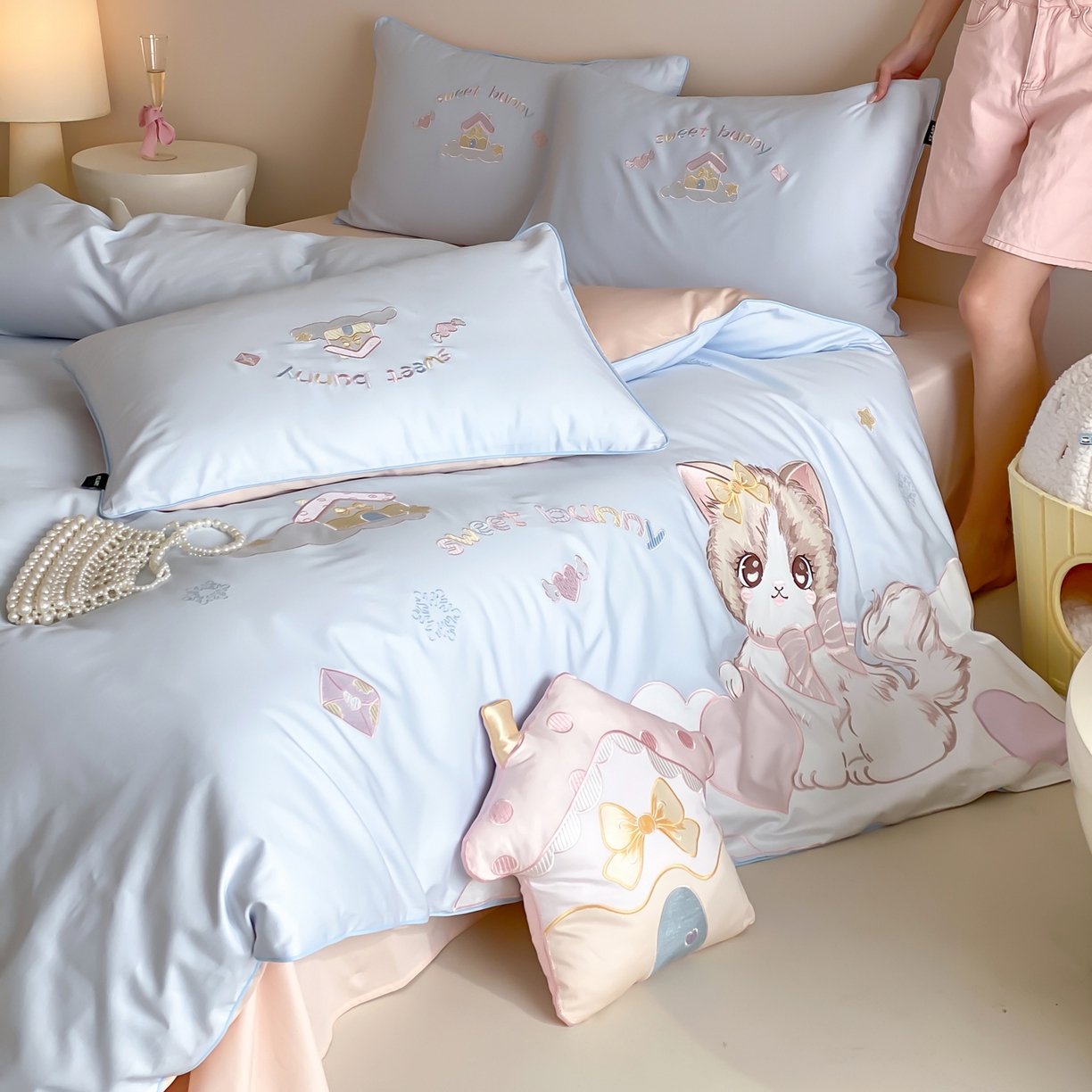 91家纺网 家纺一手货源 找家纺 佳汐蓝家纺 2026秋冬60支长绒棉纯棉软萌贴布绣—元气阿喵 元气阿喵-蓝