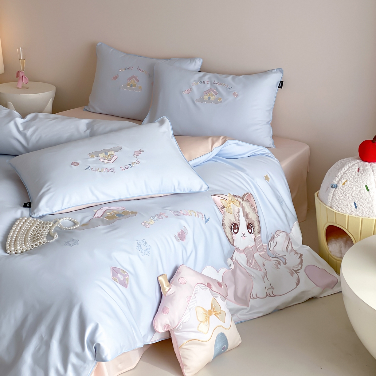 91家纺网 家纺一手货源 找家纺 佳汐蓝家纺 2026秋冬60支长绒棉纯棉软萌贴布绣—元气阿喵 元气阿喵-蓝