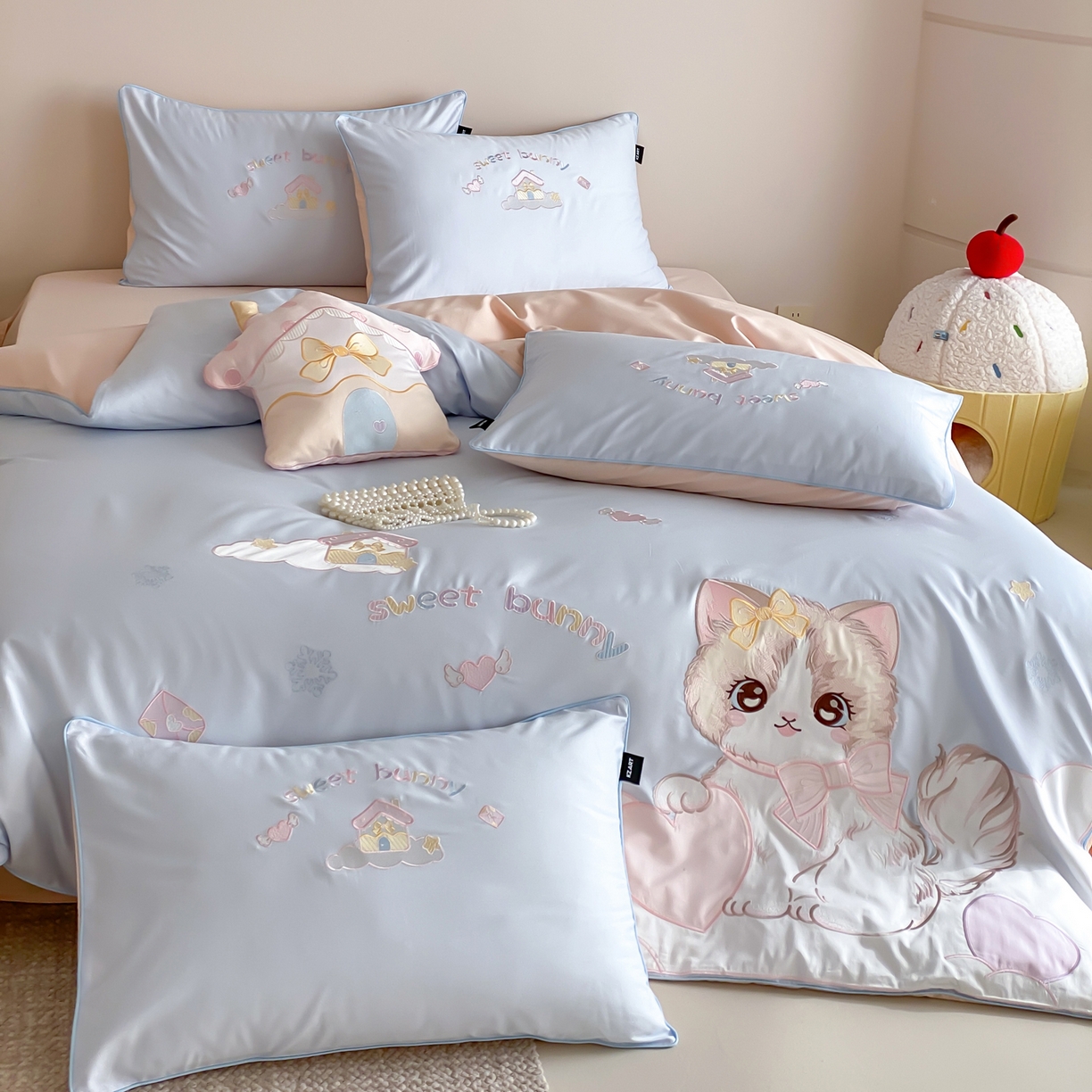 91家纺网 家纺一手货源 找家纺 佳汐蓝家纺 2026秋冬60支长绒棉纯棉软萌贴布绣—元气阿喵 元气阿喵-蓝