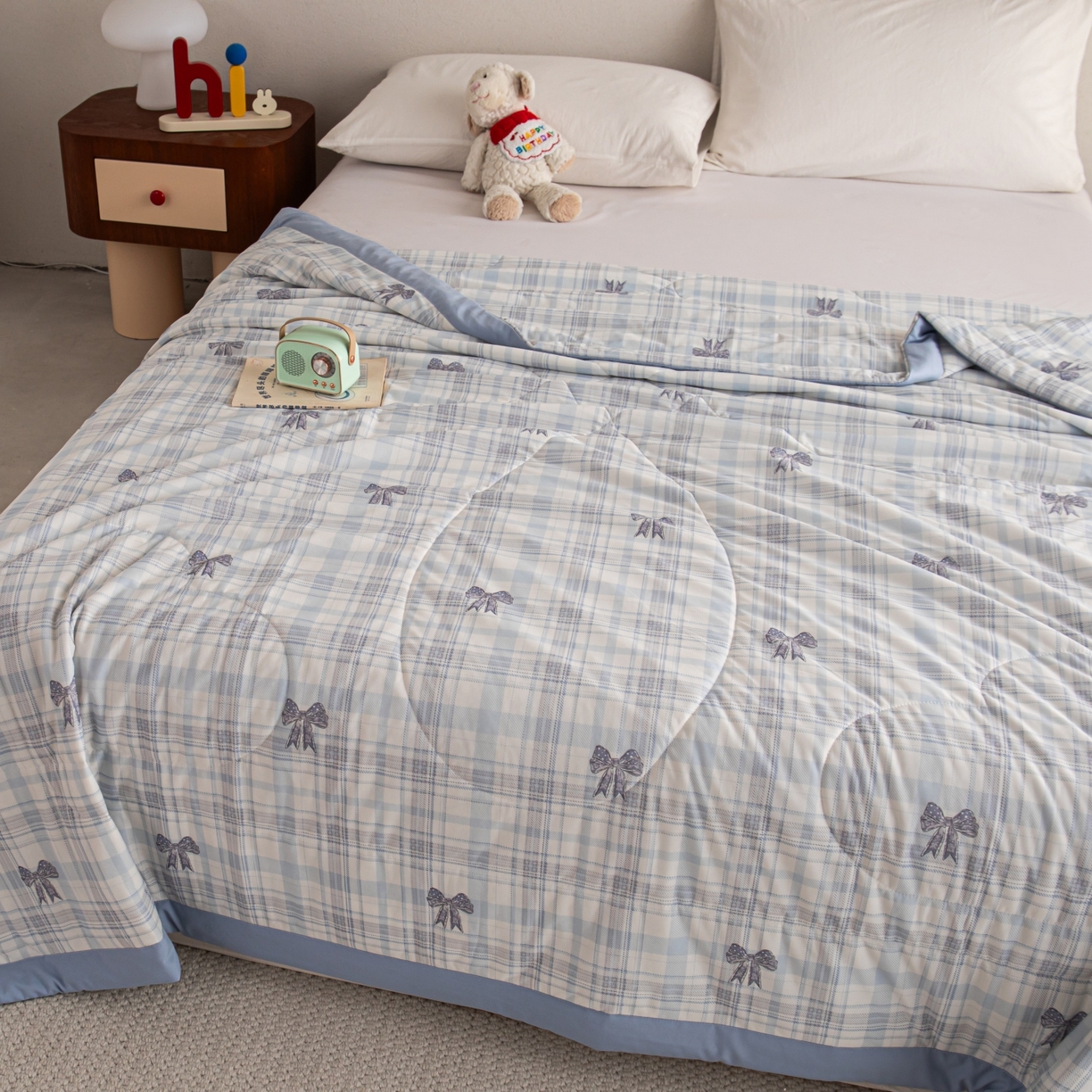 91家纺网 家纺一手货源 找家纺 亿莱鑫 2026新款手包边凉感抗菌夏凉被空调被 格子蝴蝶结