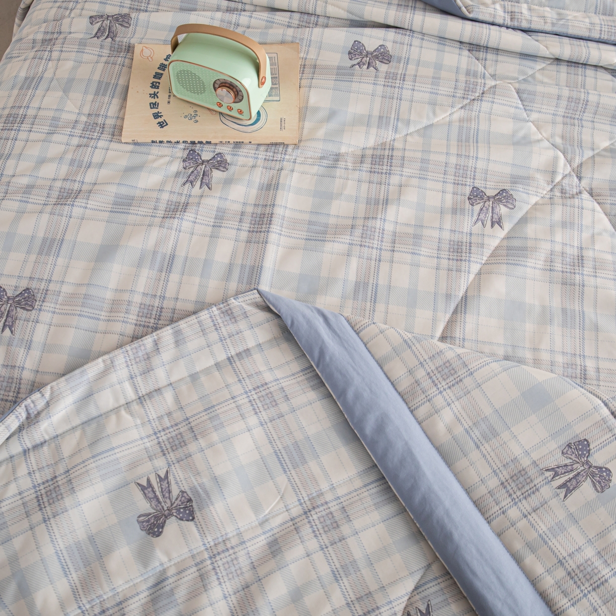 91家纺网 家纺一手货源 找家纺 亿莱鑫 2026新款手包边凉感抗菌夏凉被空调被 格子蝴蝶结