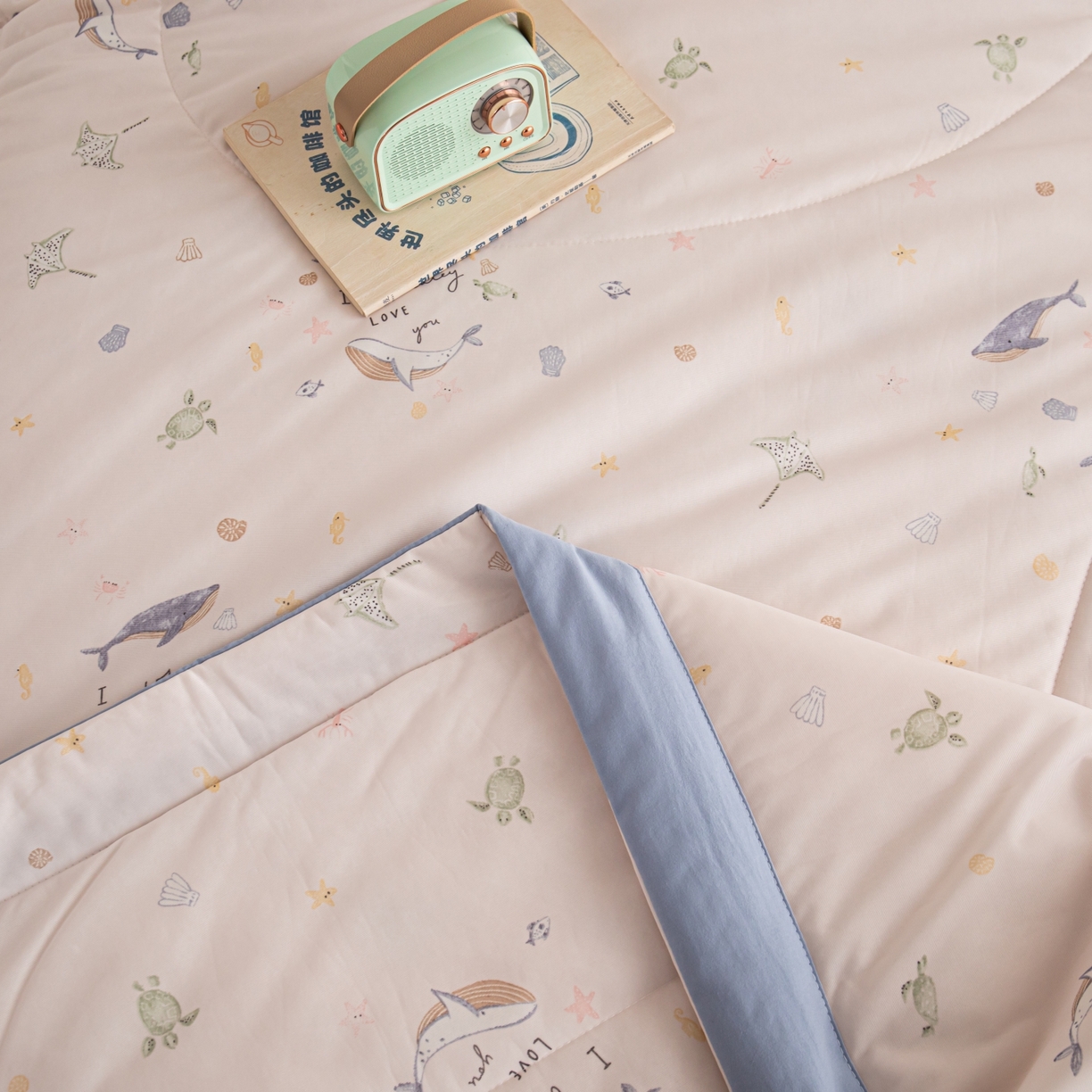 91家纺网 家纺一手货源 找家纺 亿莱鑫 2026新款手包边凉感抗菌夏凉被空调被 海洋乐园