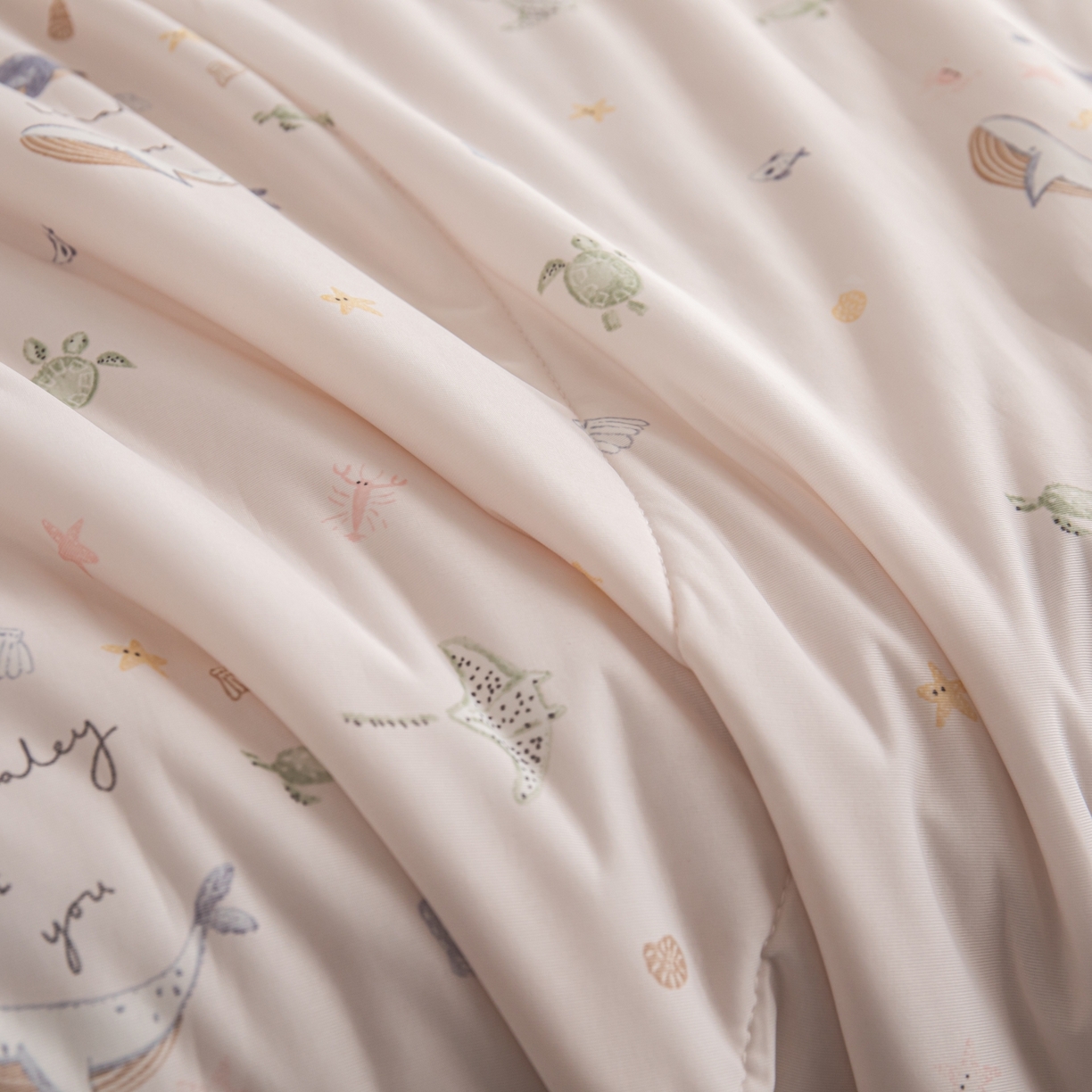 91家纺网 家纺一手货源 找家纺 亿莱鑫 2026新款手包边凉感抗菌夏凉被空调被 海洋乐园