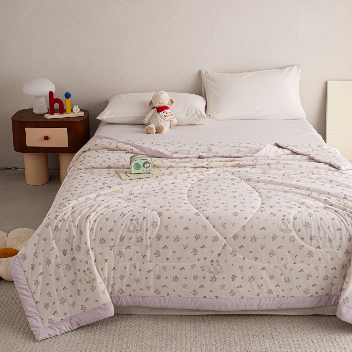 91家纺网 家纺一手货源 找家纺 亿莱鑫 2026新款手包边凉感抗菌夏凉被空调被 花丛间