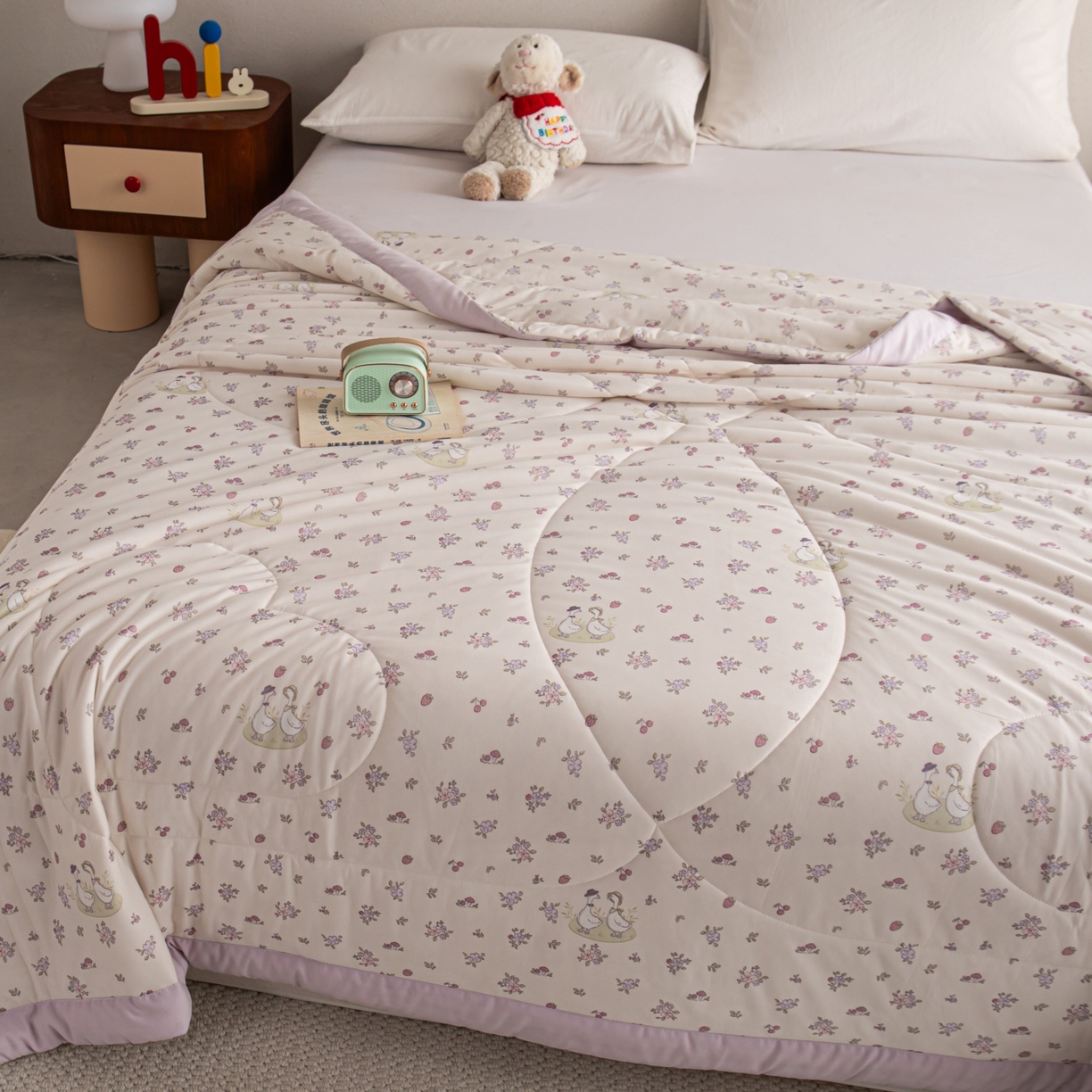 91家纺网 家纺一手货源 找家纺 亿莱鑫 2026新款手包边凉感抗菌夏凉被空调被 花丛间