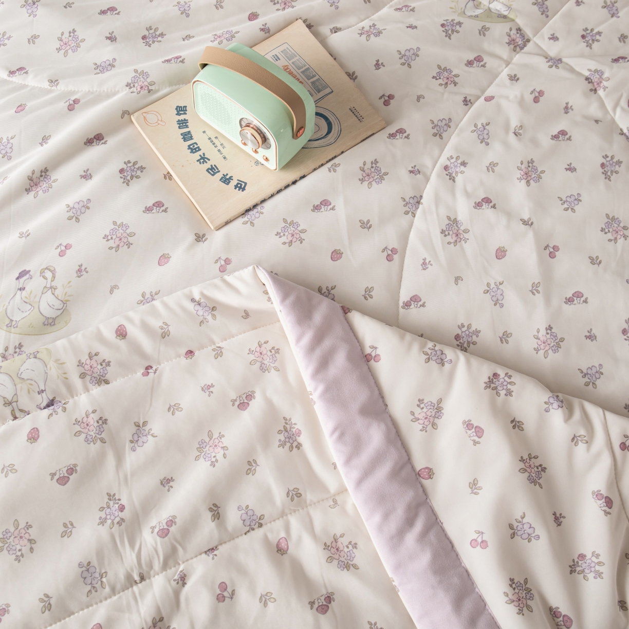 91家纺网 家纺一手货源 找家纺 亿莱鑫 2026新款手包边凉感抗菌夏凉被空调被 花丛间