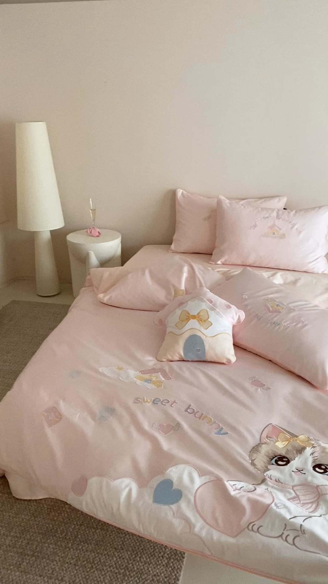 91家纺网 家纺一手货源 找家纺 佳汐蓝家纺 2026秋冬60支长绒棉纯棉软萌贴布绣—元气阿喵 元气阿喵-粉