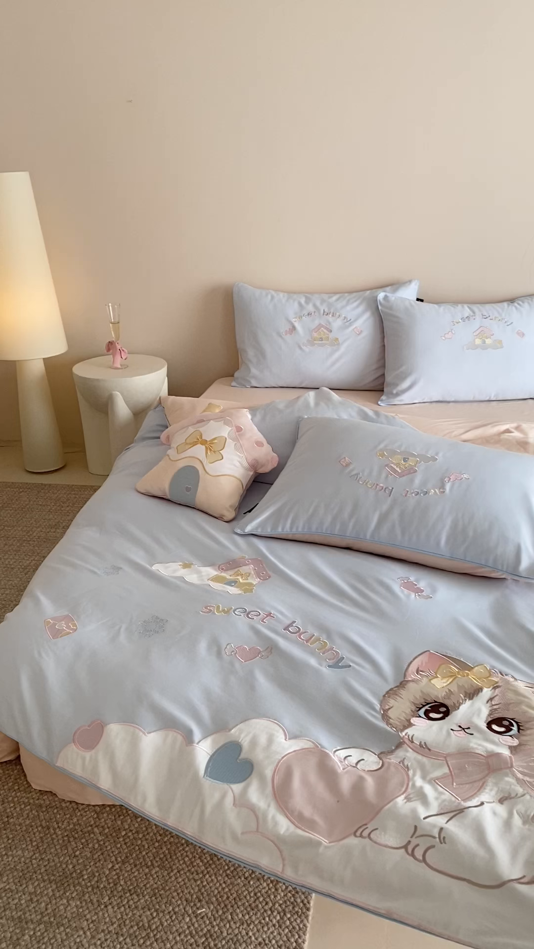 91家纺网 家纺一手货源 找家纺 佳汐蓝家纺 2026秋冬60支长绒棉纯棉软萌贴布绣—元气阿喵 元气阿喵-蓝