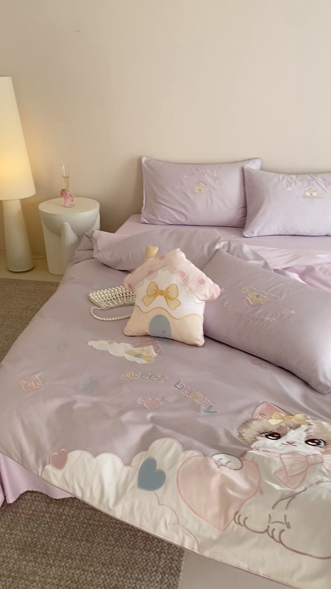 91家纺网 家纺一手货源 找家纺 佳汐蓝家纺 2026秋冬60支长绒棉纯棉软萌贴布绣—元气阿喵 元气阿喵-紫