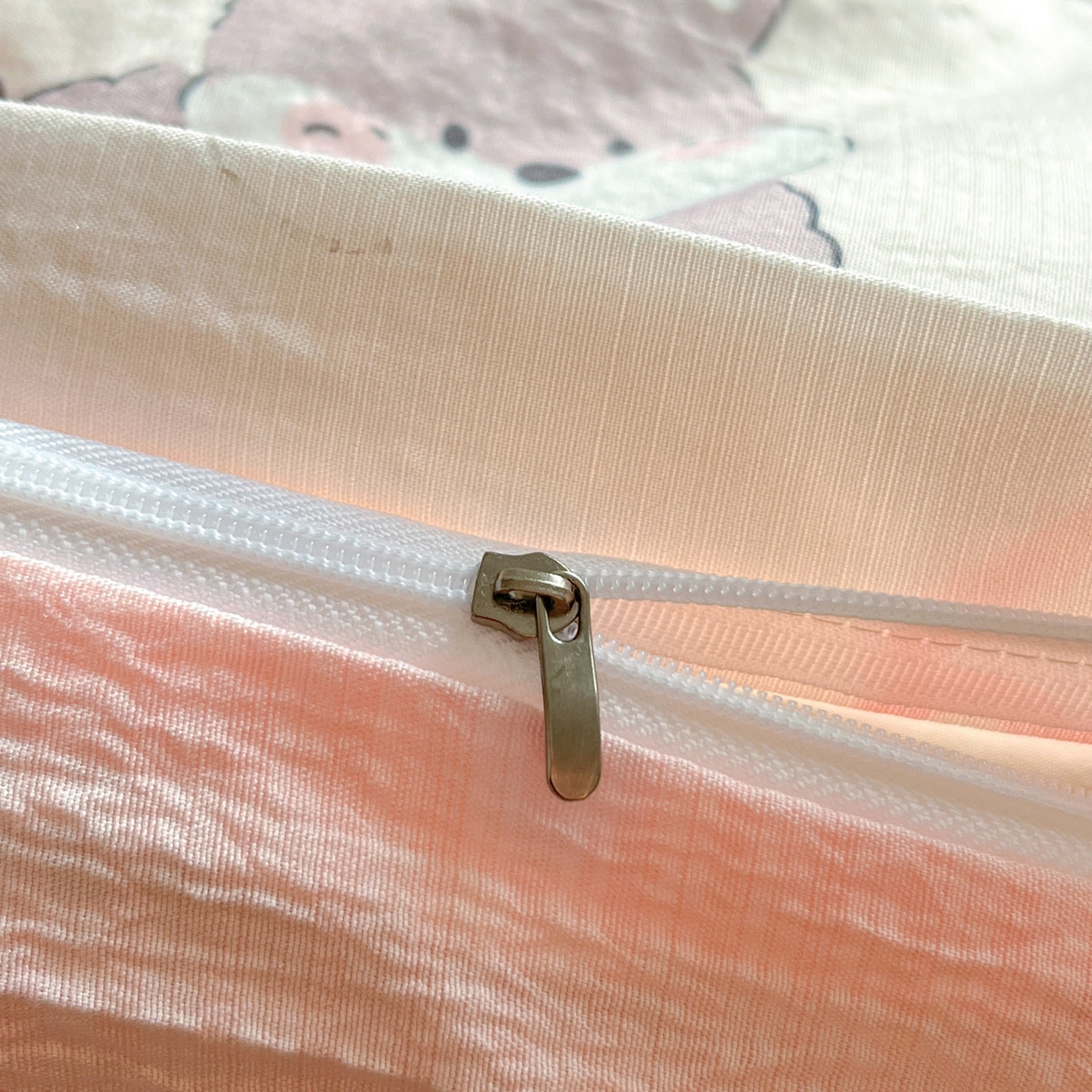 91家纺网 家纺一手货源 找家纺 川悦生活 2026新款云感双层纱木棉四件套 糖豆小旺