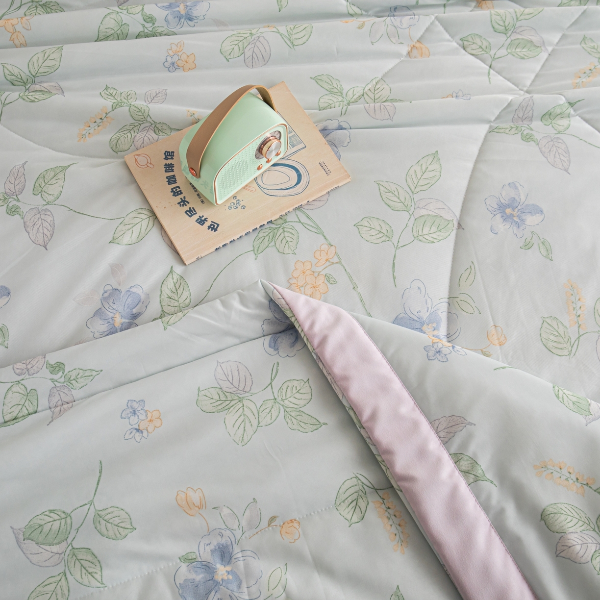 91家纺网 家纺一手货源 找家纺 亿莱鑫 2026新款手包边凉感抗菌夏凉被空调被 花漫雨露