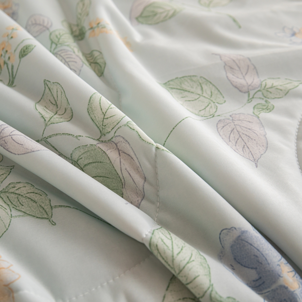 91家纺网 家纺一手货源 找家纺 亿莱鑫 2026新款手包边凉感抗菌夏凉被空调被 花漫雨露