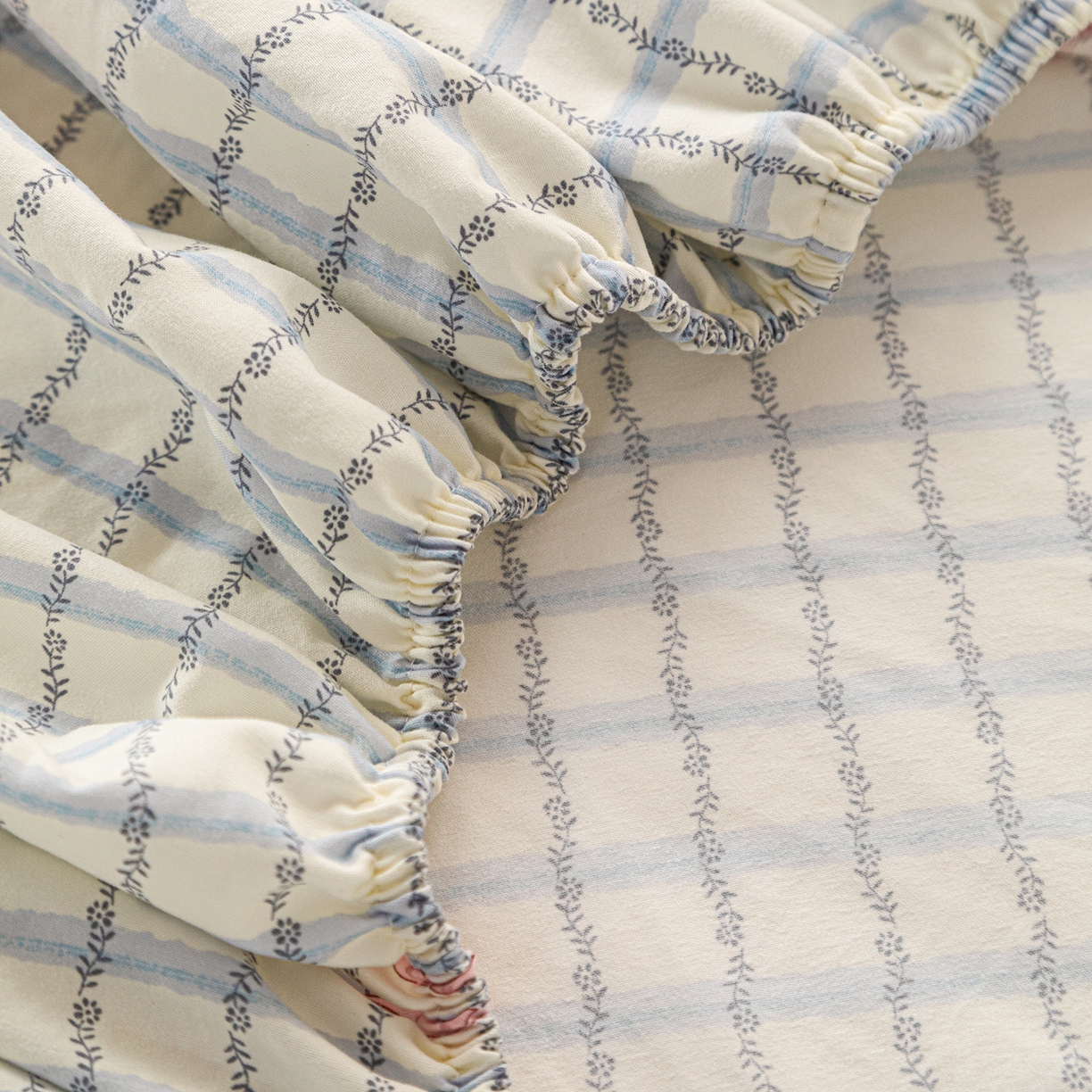 91家纺网 家纺一手货源 找家纺 梦纤绒 2026新款卡通印花床笠单品床笠床笠单件 雾兰格纹