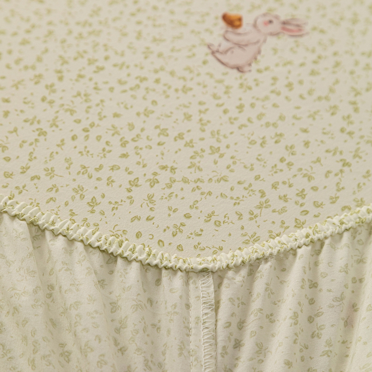 91家纺网 家纺一手货源 找家纺 梦纤绒 2026新款卡通印花床笠单品床笠床笠单件 萌兔小窝