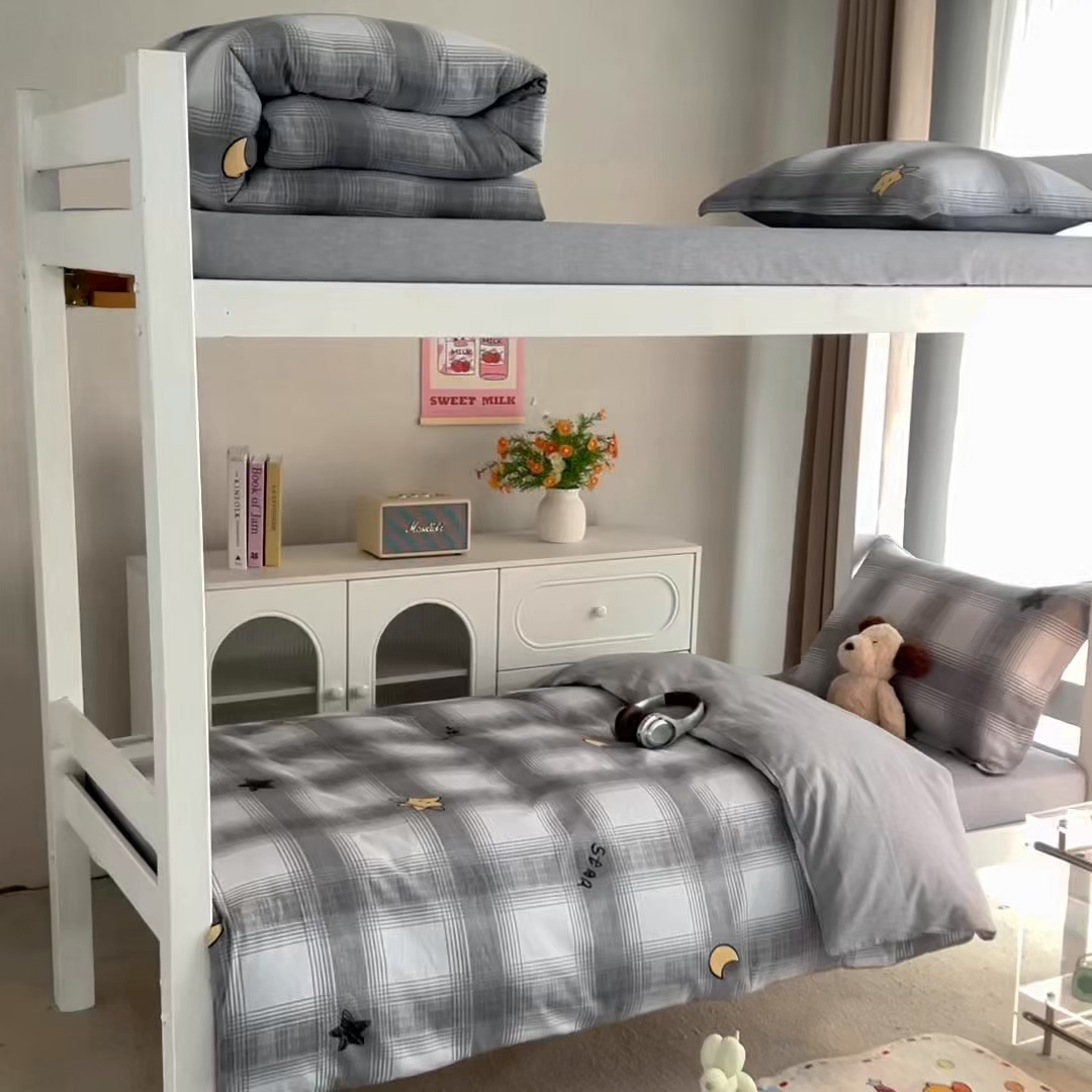 91家纺网 家纺一手货源 找家纺 梦纤绒 2026春夏新款全棉纯棉印花学生宿舍三件套 星空格