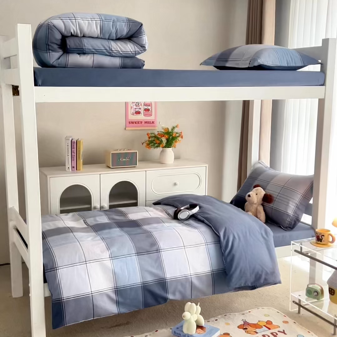 91家纺网 家纺一手货源 找家纺 梦纤绒 2026春夏新款全棉纯棉印花学生宿舍三件套 格序