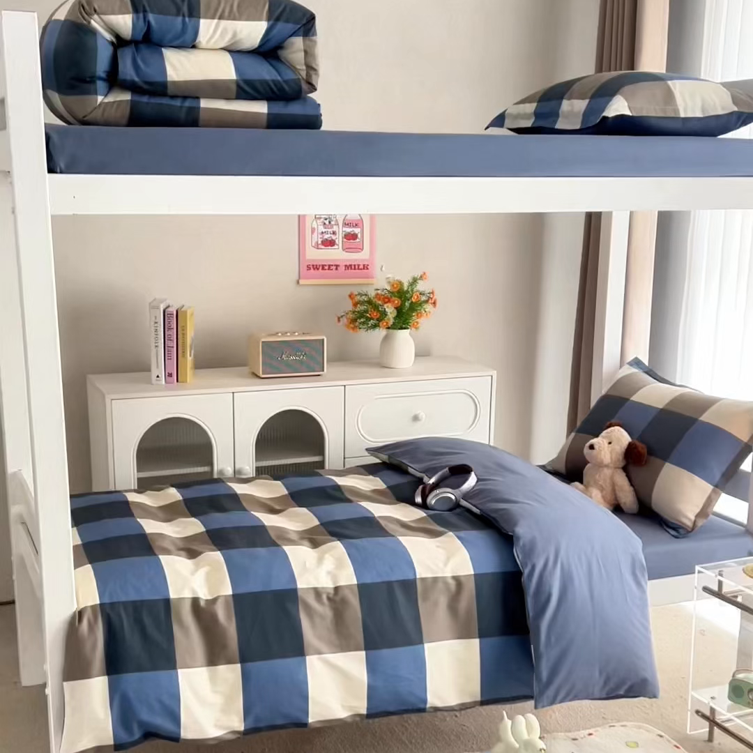 91家纺网 家纺一手货源 找家纺 梦纤绒 2026春夏新款全棉纯棉印花学生宿舍三件套 北欧简格