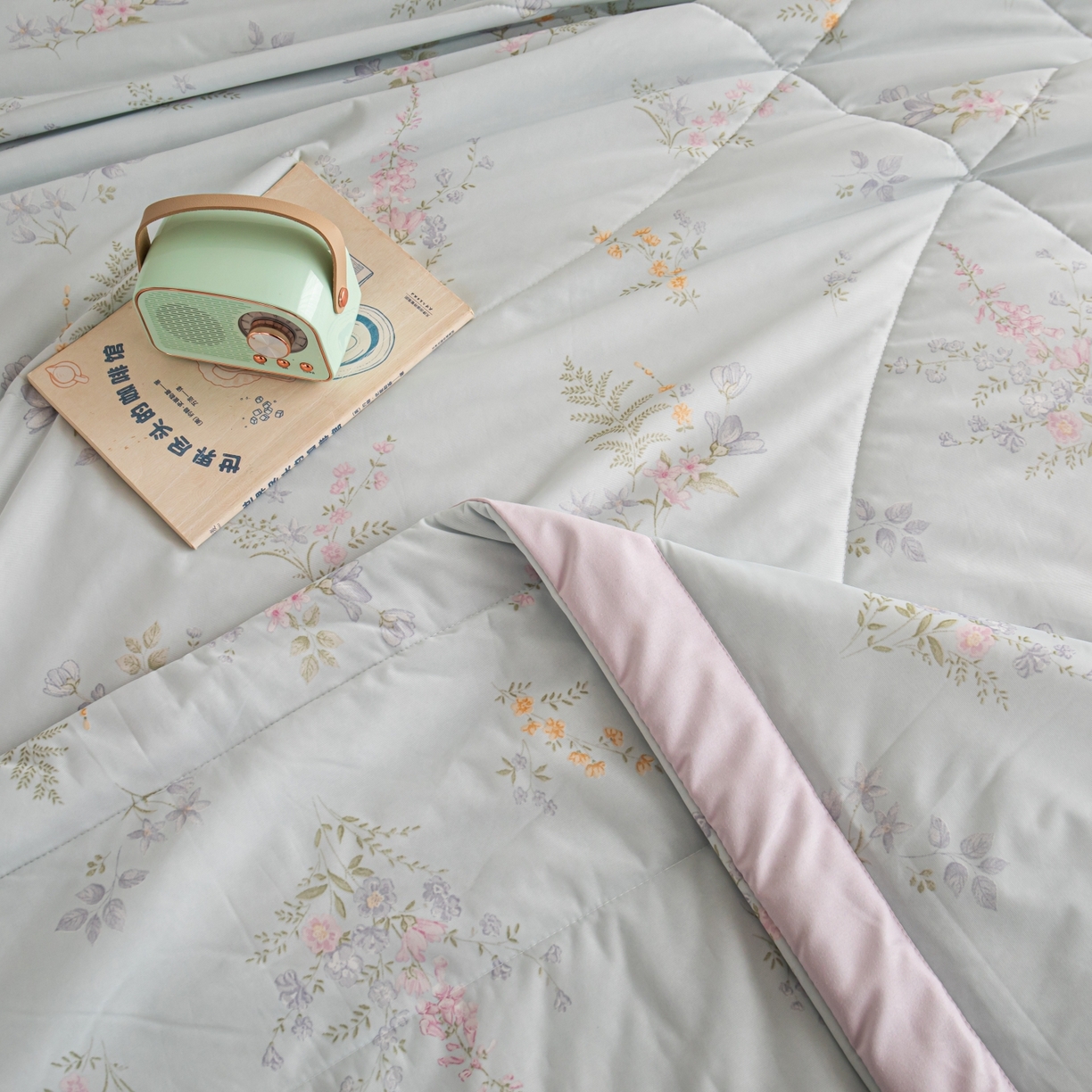 91家纺网 家纺一手货源 找家纺 亿莱鑫 2026新款手包边凉感抗菌夏凉被空调被 花艺悠然