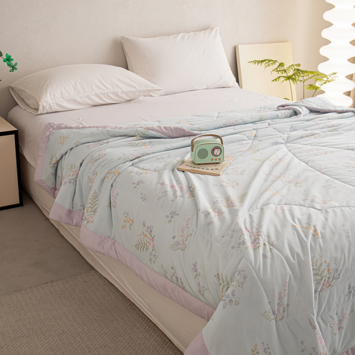 91家纺网 家纺一手货源 找家纺 亿莱鑫 2026新款手包边凉感抗菌夏凉被空调被 花艺悠然