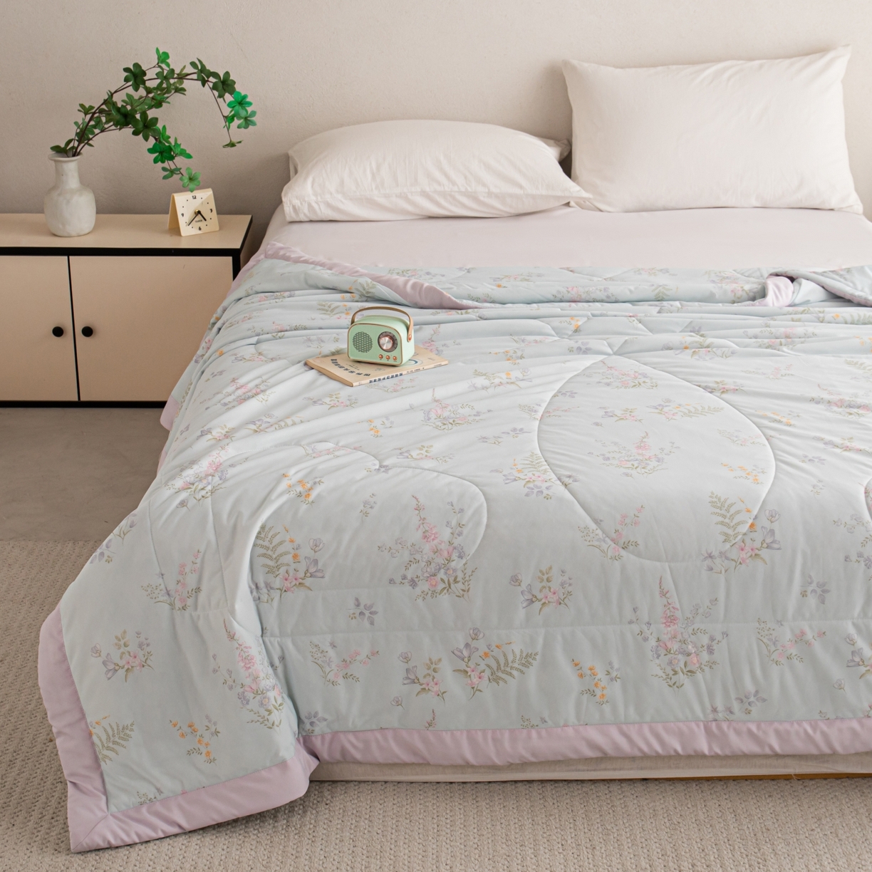 91家纺网 家纺一手货源 找家纺 亿莱鑫 2026新款手包边凉感抗菌夏凉被空调被 花艺悠然