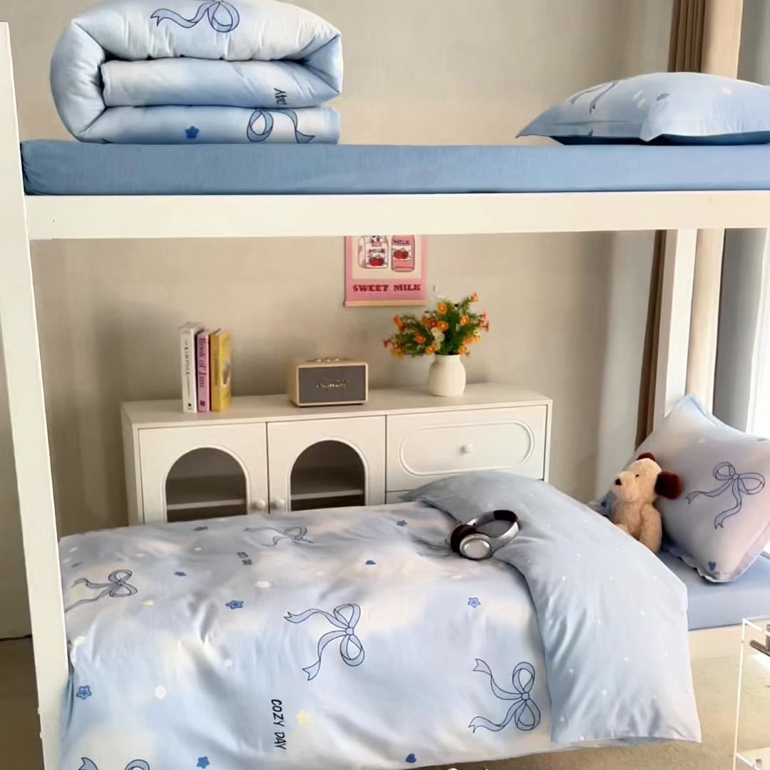 91家纺网 家纺一手货源 找家纺 梦纤绒 2026春夏新款全棉纯棉印花学生宿舍三件套 云朵蓝结