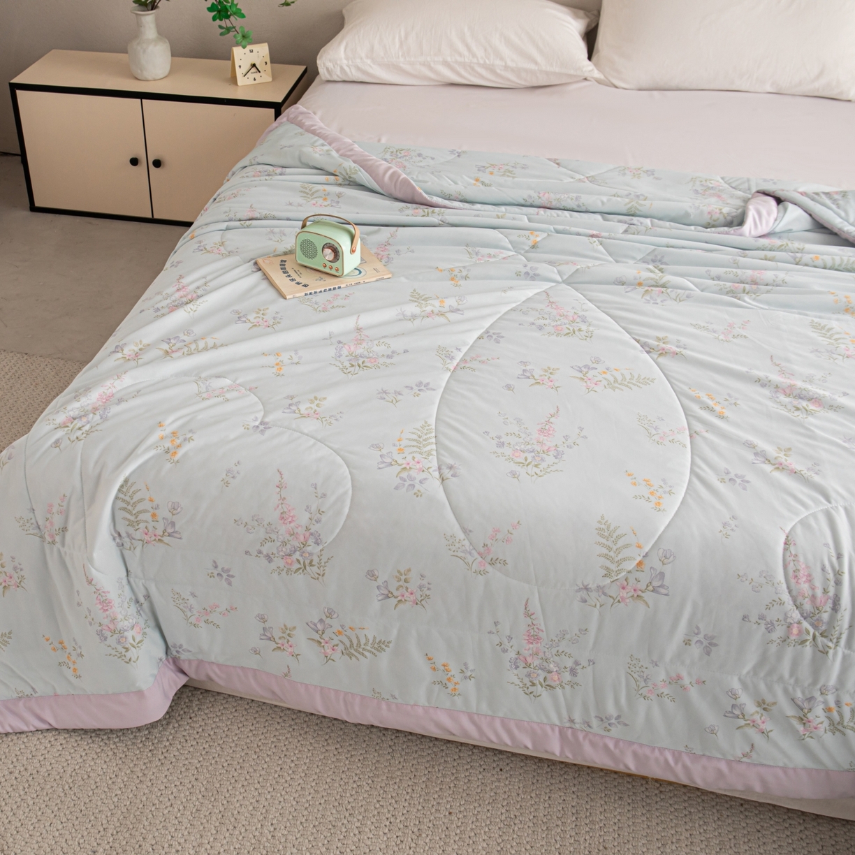 91家纺网 家纺一手货源 找家纺 亿莱鑫 2026新款手包边凉感抗菌夏凉被空调被 花艺悠然