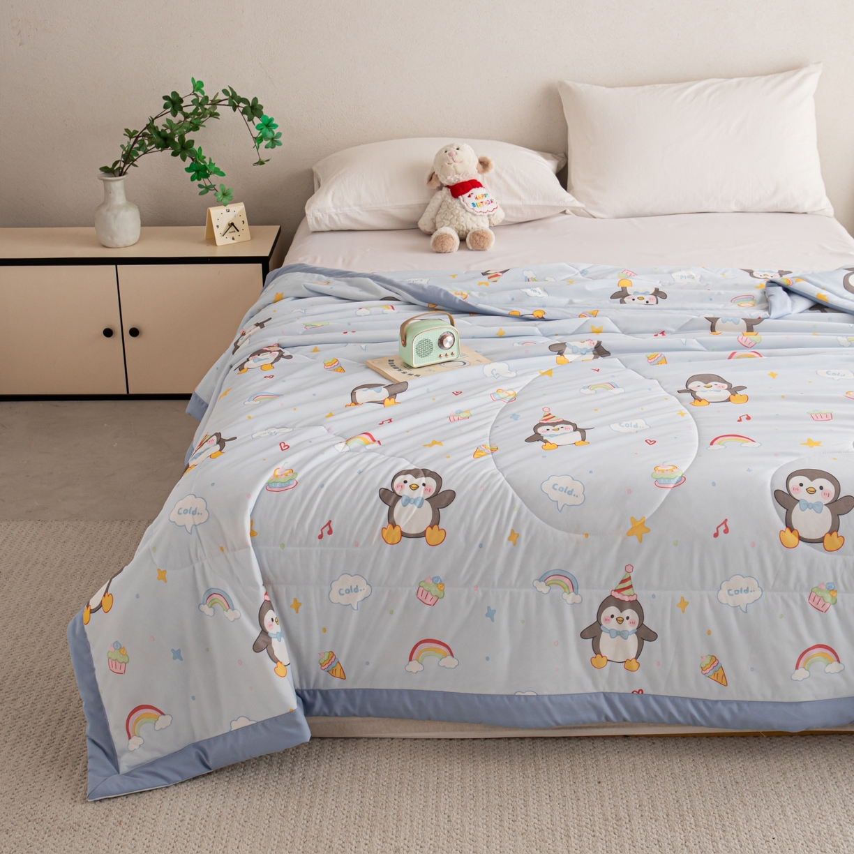 91家纺网 家纺一手货源 找家纺 亿莱鑫 2026新款手包边凉感抗菌夏凉被空调被 可爱企鹅