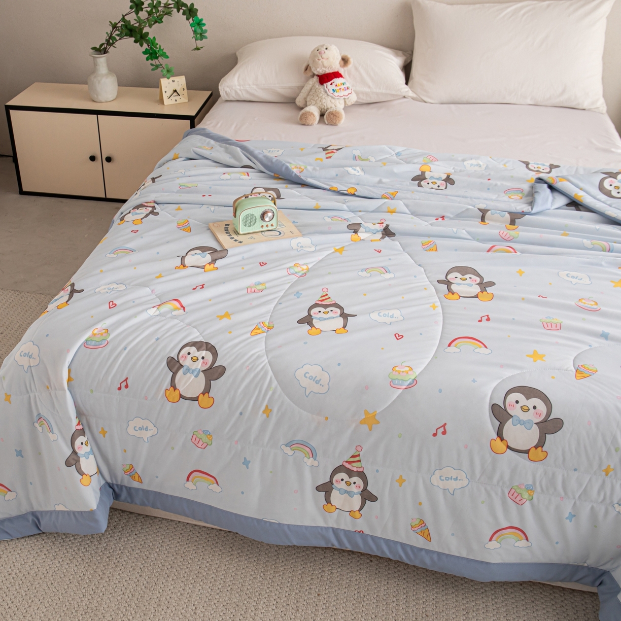 91家纺网 家纺一手货源 找家纺 亿莱鑫 2026新款手包边凉感抗菌夏凉被空调被 可爱企鹅