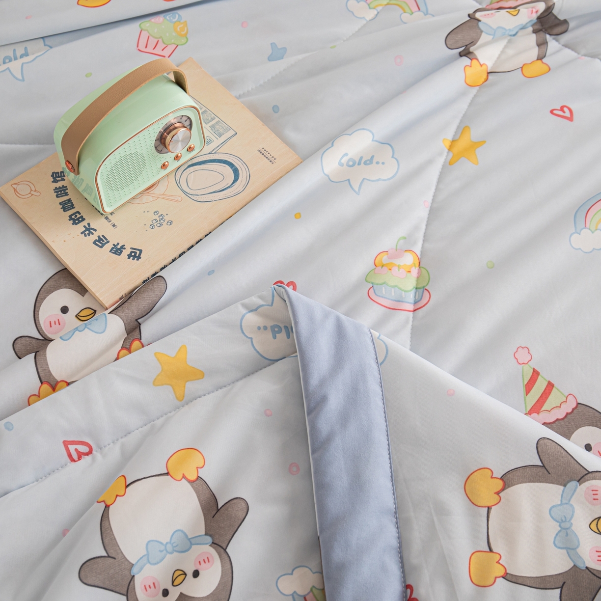 91家纺网 家纺一手货源 找家纺 亿莱鑫 2026新款手包边凉感抗菌夏凉被空调被 可爱企鹅