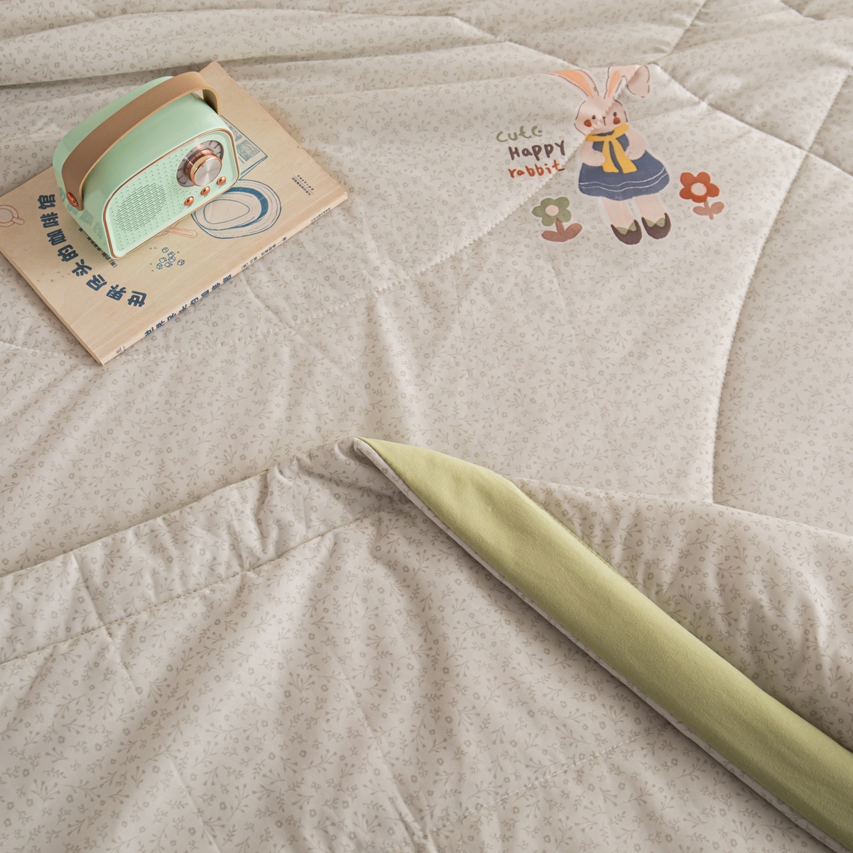 91家纺网 家纺一手货源 找家纺 亿莱鑫 2026新款手包边凉感抗菌夏凉被空调被 可爱兔