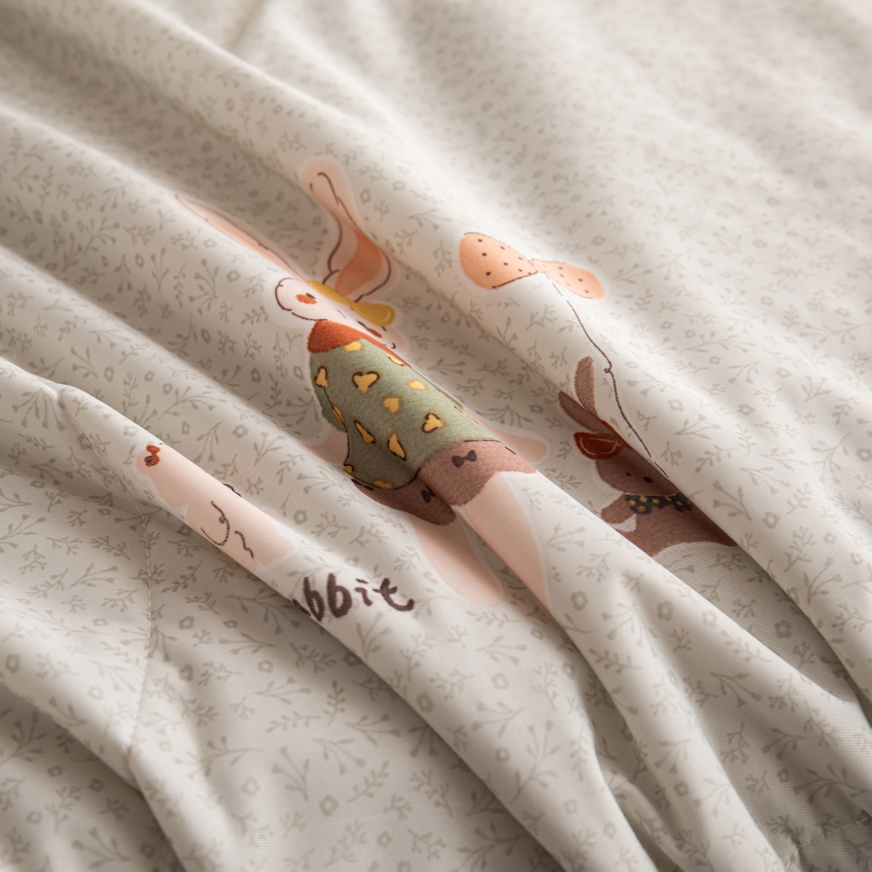 91家纺网 家纺一手货源 找家纺 亿莱鑫 2026新款手包边凉感抗菌夏凉被空调被 可爱兔