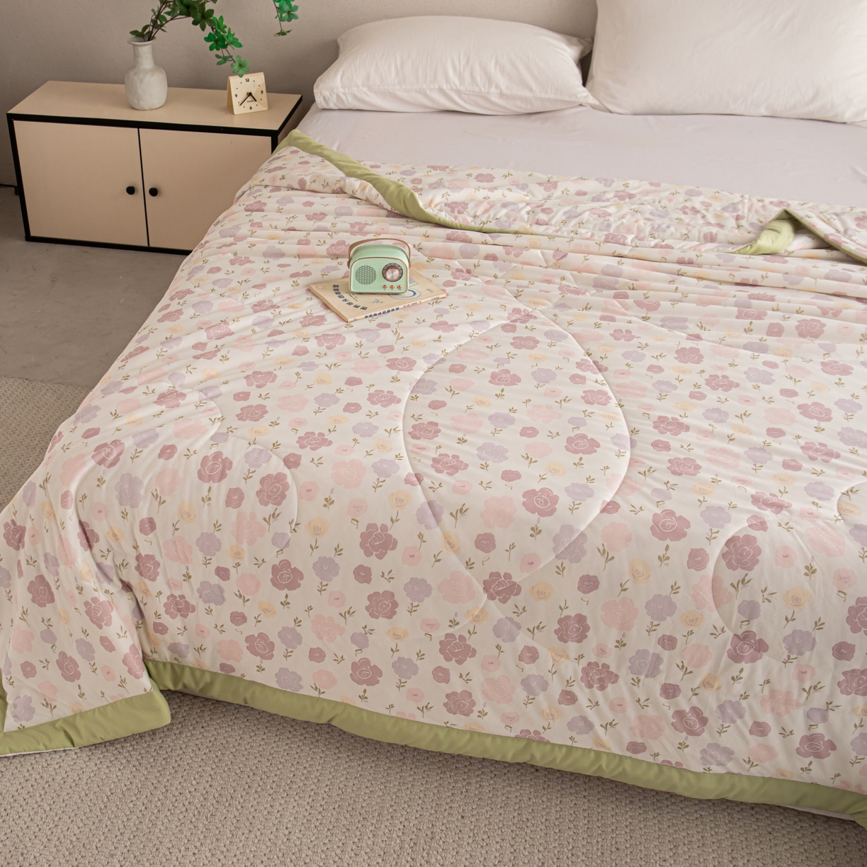 91家纺网 家纺一手货源 找家纺 亿莱鑫 2026新款手包边凉感抗菌夏凉被空调被 浪漫花海-粉