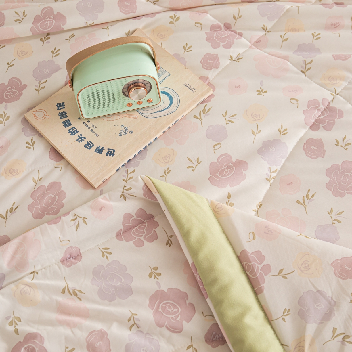 91家纺网 家纺一手货源 找家纺 亿莱鑫 2026新款手包边凉感抗菌夏凉被空调被 浪漫花海-粉