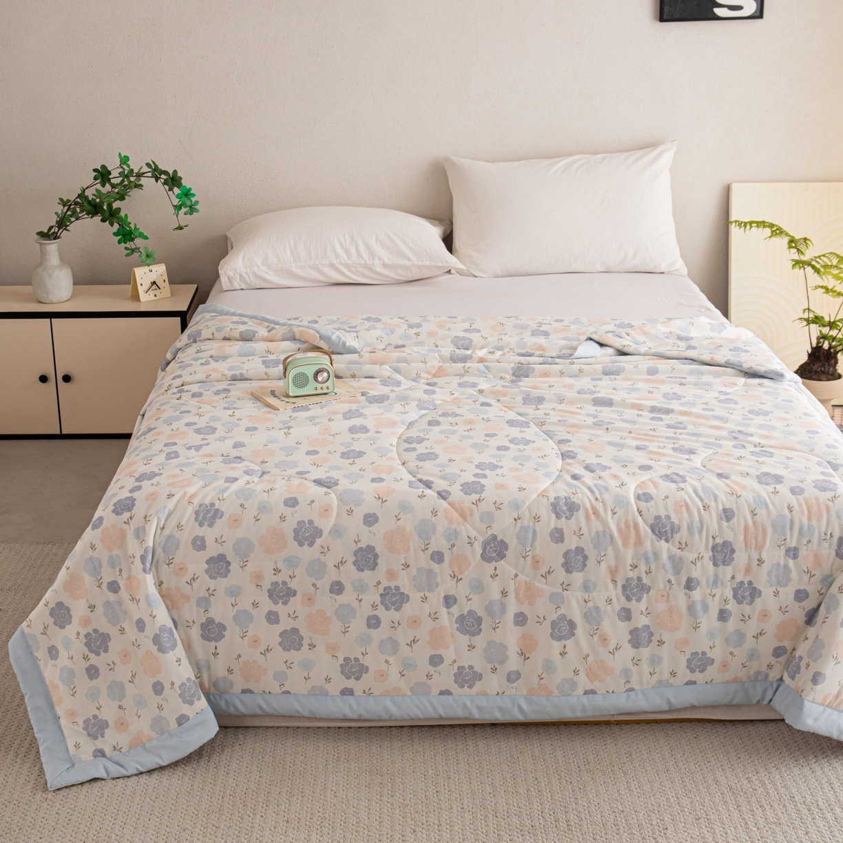 91家纺网 家纺一手货源 找家纺 亿莱鑫 2026新款手包边凉感抗菌夏凉被空调被 浪漫花海-蓝