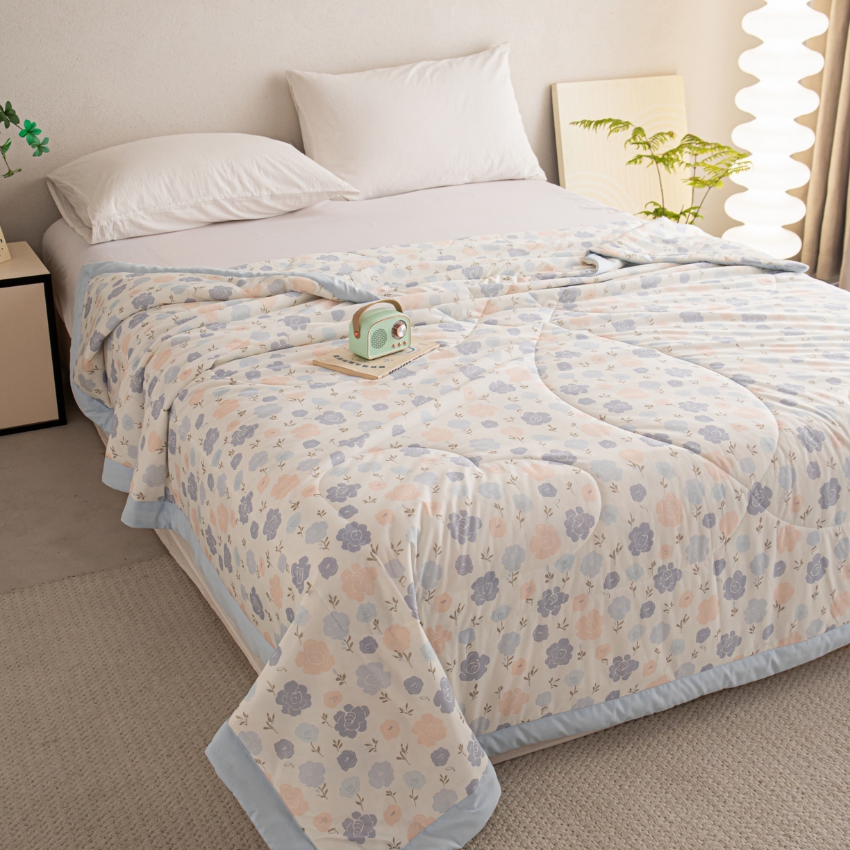 91家纺网 家纺一手货源 找家纺 亿莱鑫 2026新款手包边凉感抗菌夏凉被空调被 浪漫花海-蓝