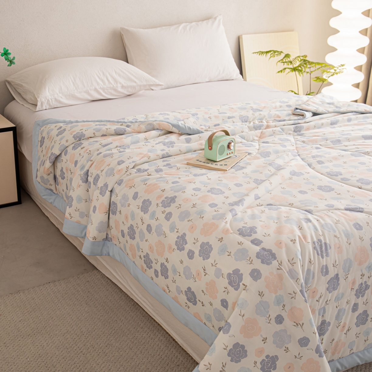 91家纺网 家纺一手货源 找家纺 亿莱鑫 2026新款手包边凉感抗菌夏凉被空调被 浪漫花海-蓝