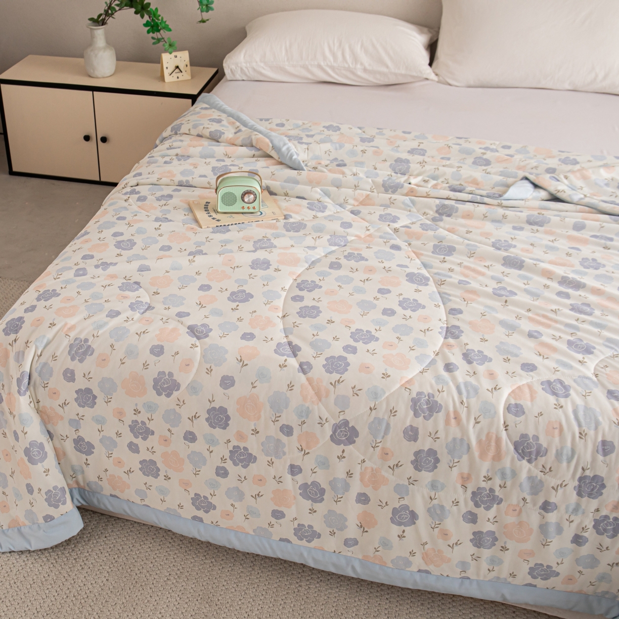 91家纺网 家纺一手货源 找家纺 亿莱鑫 2026新款手包边凉感抗菌夏凉被空调被 浪漫花海-蓝