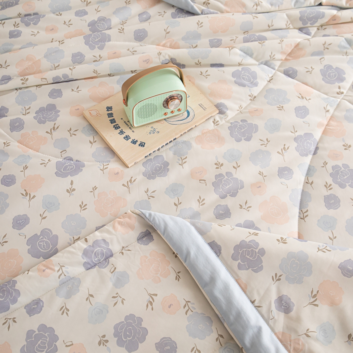 91家纺网 家纺一手货源 找家纺 亿莱鑫 2026新款手包边凉感抗菌夏凉被空调被 浪漫花海-蓝