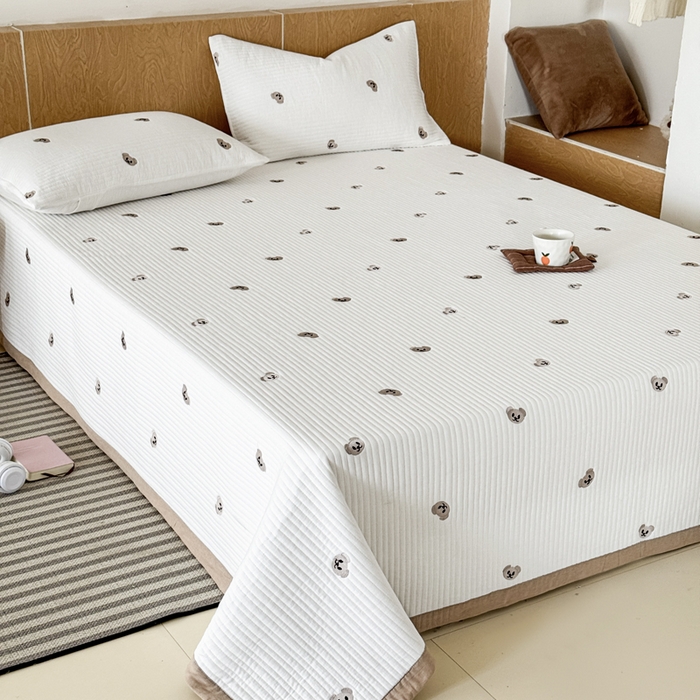 91家纺网 家纺一手货源 找家纺 木楌家居 2026春夏新款双面全棉纯棉皱皱纱刺绣款床盖床盖单件 小熊奶糖