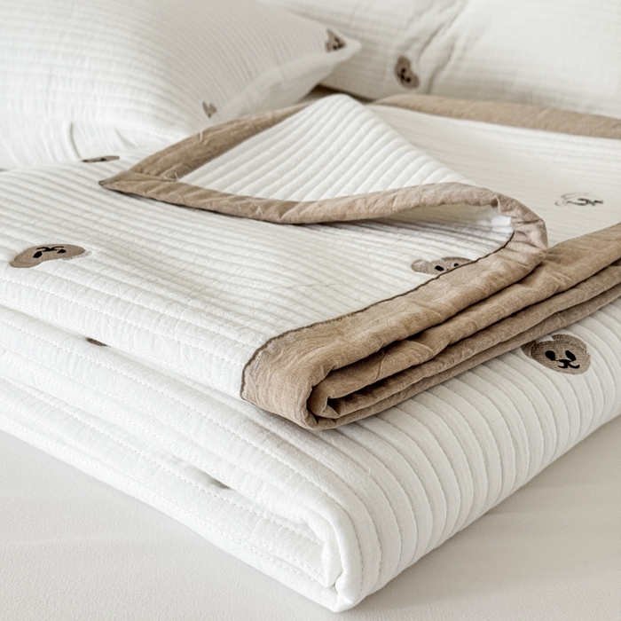 91家纺网 家纺一手货源 找家纺 木楌家居 2026春夏新款双面全棉纯棉皱皱纱刺绣款床盖床盖单件 小熊奶糖