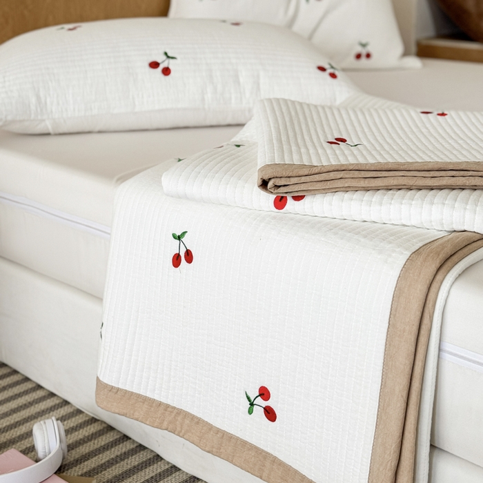 91家纺网 家纺一手货源 找家纺 木楌家居 2026春夏新款双面全棉纯棉皱皱纱刺绣款床盖床盖单件 樱桃小方糖