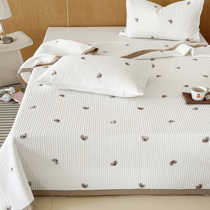 91家纺网 家纺一手货源 找家纺 木楌家居 2026春夏新款双面全棉纯棉皱皱纱刺绣款床盖床盖单件 小熊奶糖