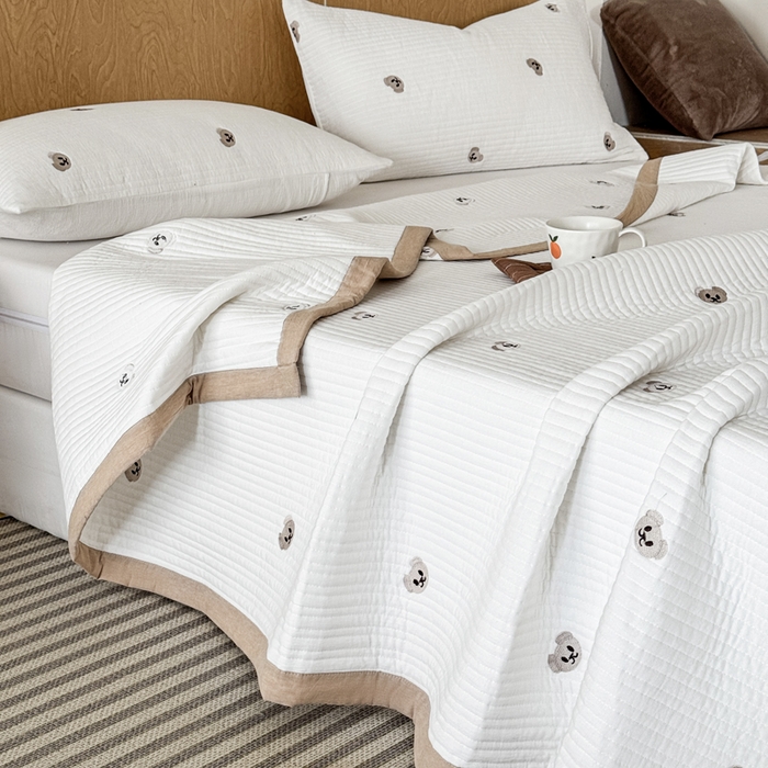 91家纺网 家纺一手货源 找家纺 木楌家居 2026春夏新款双面全棉纯棉皱皱纱刺绣款床盖床盖单件 小熊奶糖