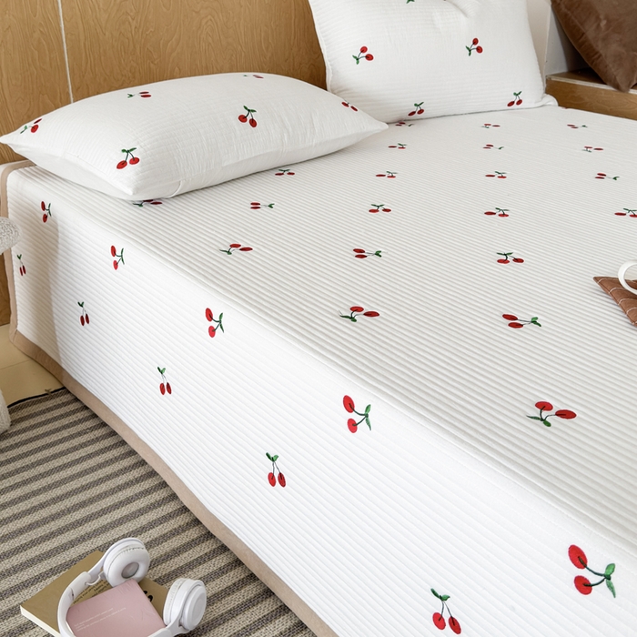 91家纺网 家纺一手货源 找家纺 木楌家居 2026春夏新款双面全棉纯棉皱皱纱刺绣款床盖床盖单件 樱桃小方糖